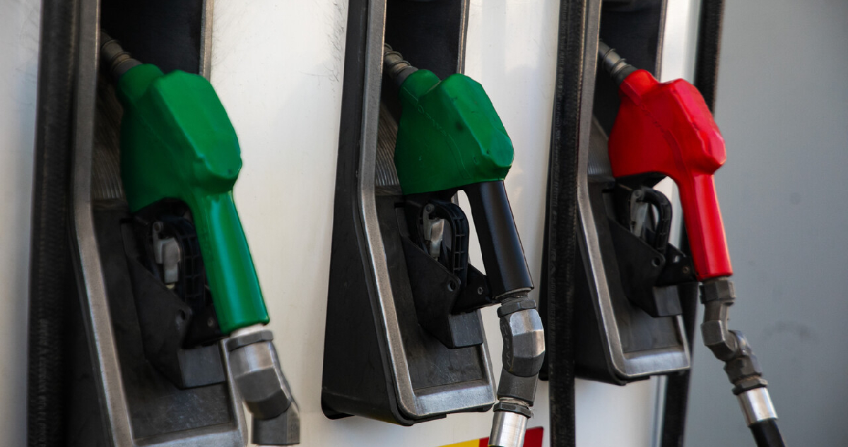 De cerrarse el estrecho de Ormuz: expertos advierten importante alza en los combustibles en Chile