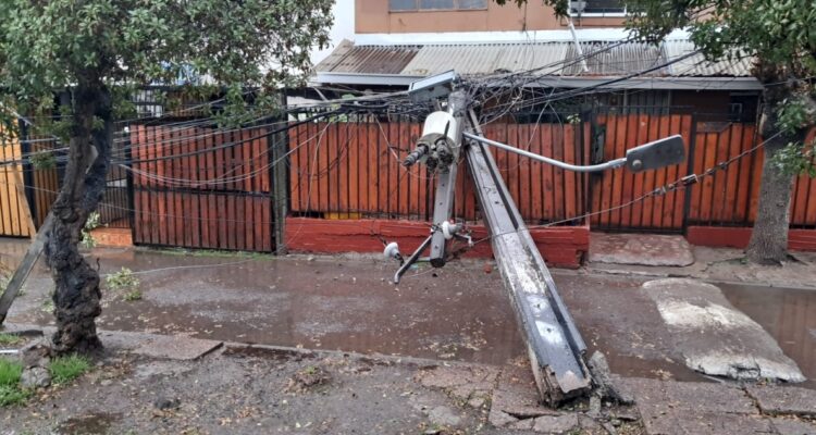 Mujer termina electrocutada tras caída de poste con transformador sobre una casa en La Florida