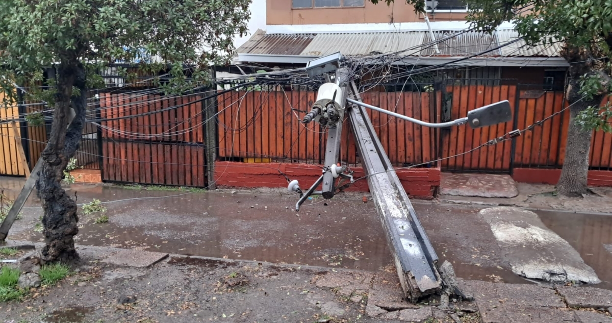 Mujer termina electrocutada tras caída de poste con transformador sobre una casa en La Florida