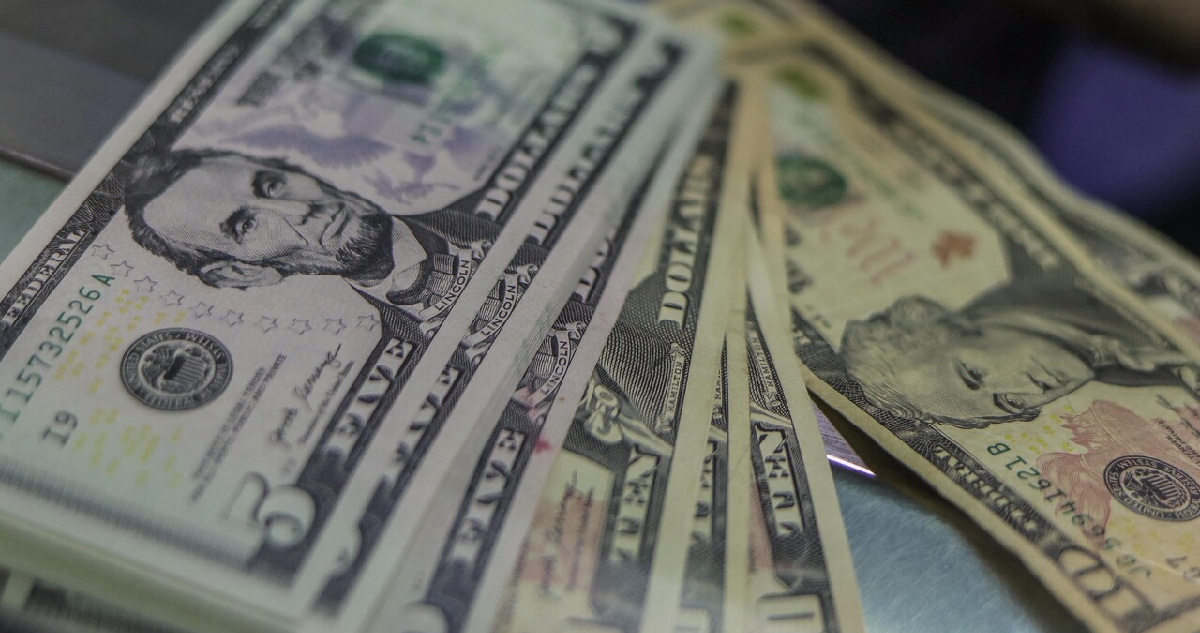 Dólar inicia la semana en rojo mientras baja el temor en los mercados por conflicto de Israel e Irán