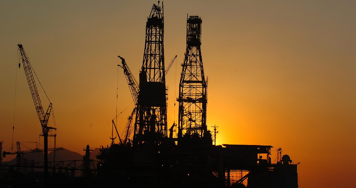 Petróleo anota ligeras alzas tras ataque de EEUU en Irán mientras los mercados buscan un rumbo claro