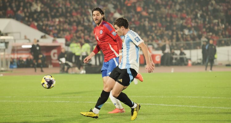 Julián Álvarez aventajó a Argentina ante Chile.