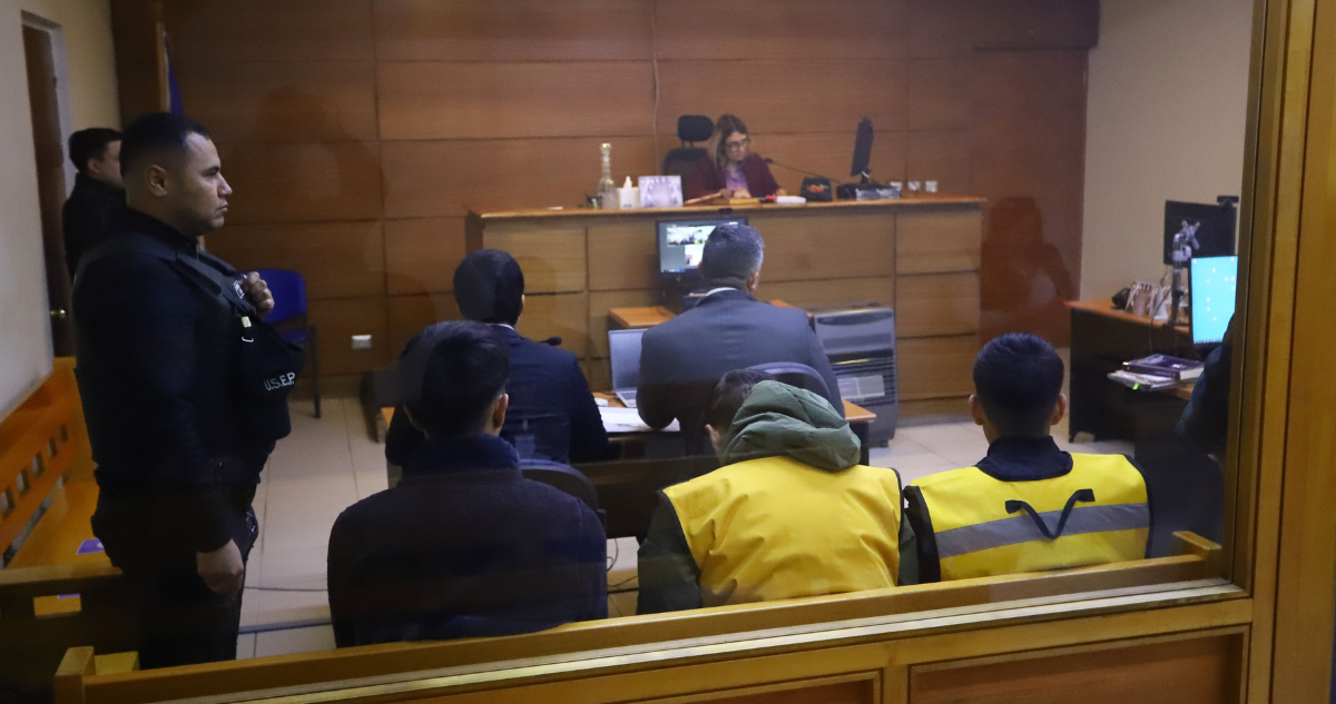 Prisión preventiva para dos de tres involucrados en violento asalto a Paris en Valparaíso