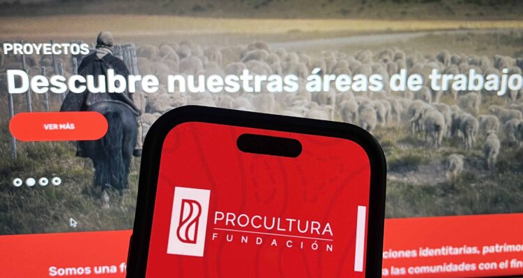 Celular y computador muestra página de ProCultura.