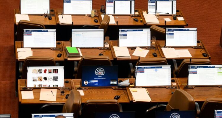 Presentan querella por los polémicos viajes de diputados al extranjero en semanas distritales