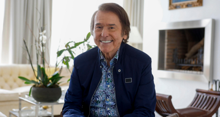 En la foto el cantante Raphael en referencia a su vuelta a los escenarios