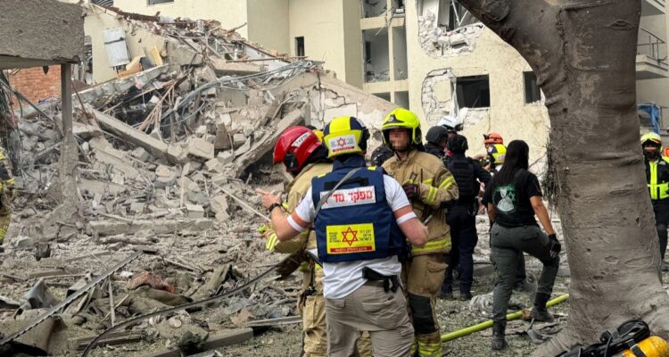 Reportan tres muertos por impacto de misil de Irán a edificio residencial al sur de Israel