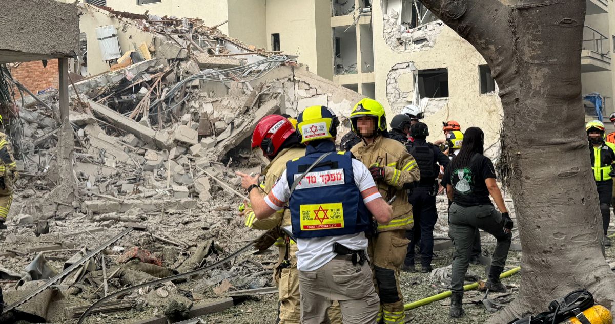 Reportan tres muertos por impacto de misil de Irán a edificio residencial al sur de Israel