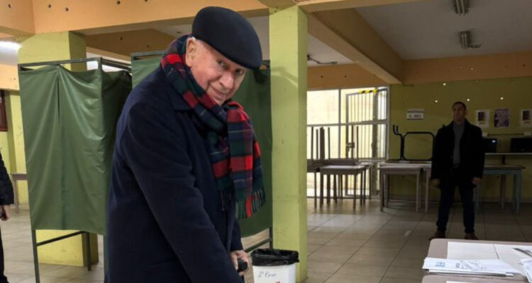 Ricardo Lagos vota en primarias