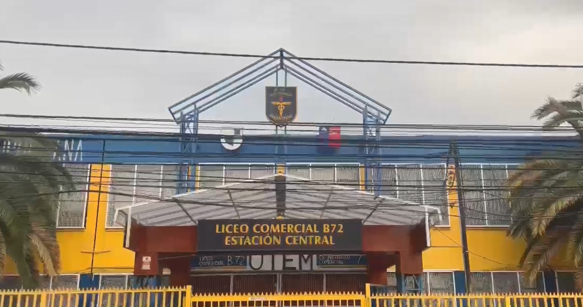 Nuevas riñas escolares en tres comunas de la RM: una involucró a cerca de 40 estudiantes