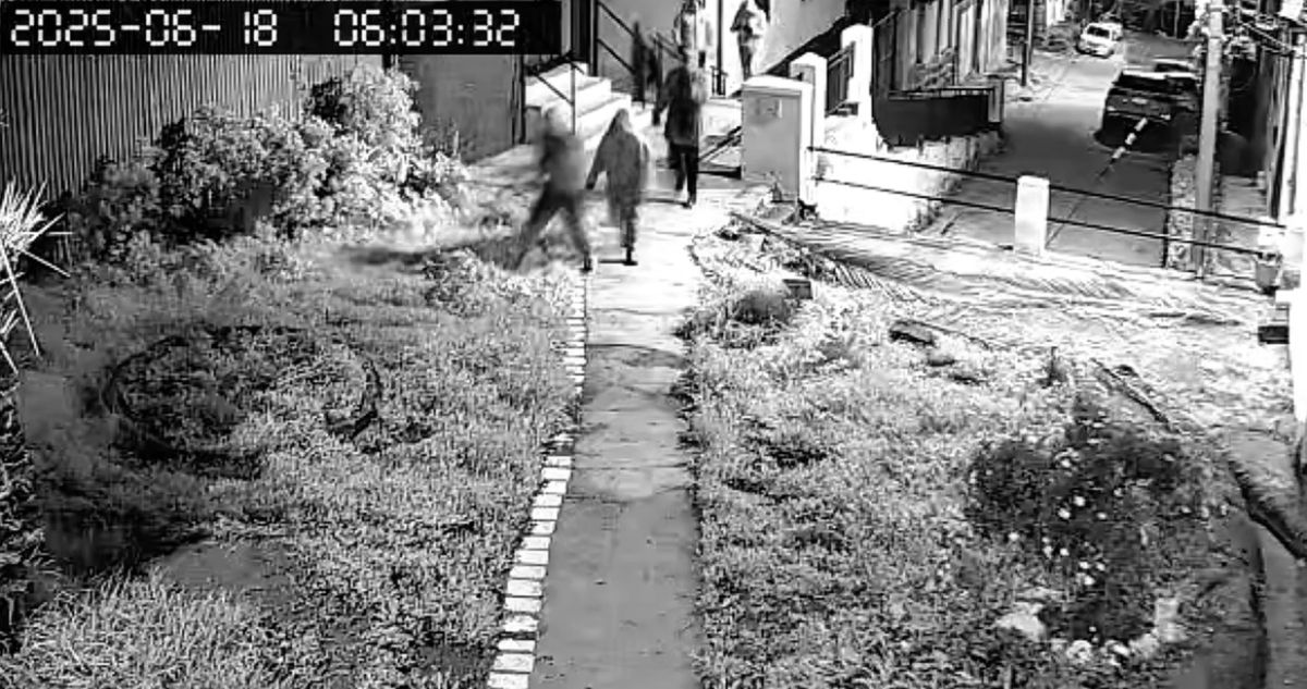 Video muestra llegada y escape de desconocidos que robaron fusiles en regimiento de Valparaíso