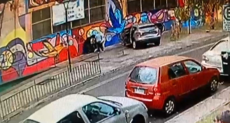 Graban violento robo “salida de banco” en Santiago: víctimas fueron atacadas afuera de un colegio