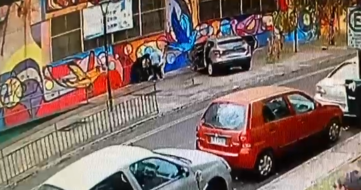 Graban violento robo “salida de banco” en Santiago: víctimas fueron atacadas afuera de un colegio
