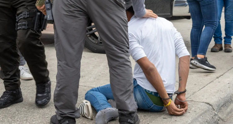 Imagen de archivo de policías deteniendo a un presunto delincuente en Guayaquil