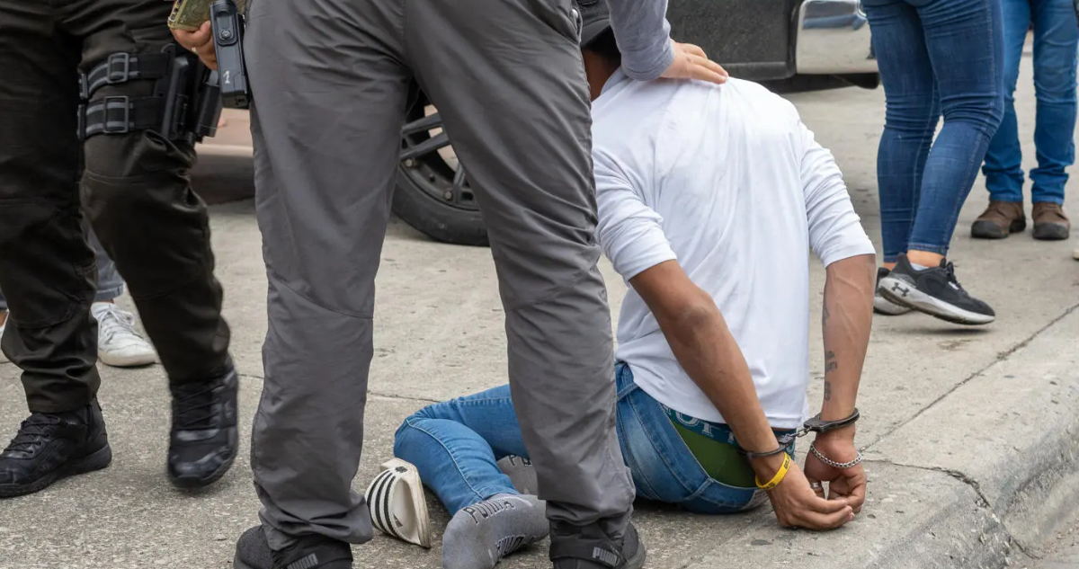 Imagen de archivo de policías deteniendo a un presunto delincuente en Guayaquil