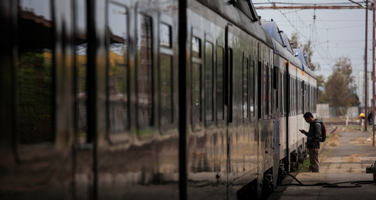 Persona esperando servicio de tren por extensión ferroviaria entre Temuco y Gorbea