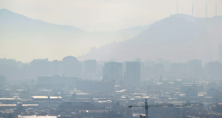 Sigue la Alerta Ambiental en RM por contaminación en la cuenca de Santiago: hay restricción vehicular