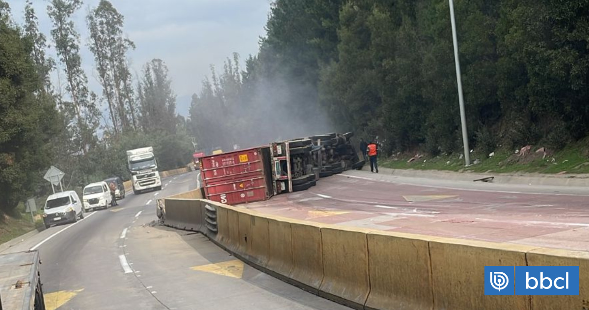 Camión vuelca en Camino La Pólvora y genera congestión vehicular en dirección a Valparaíso