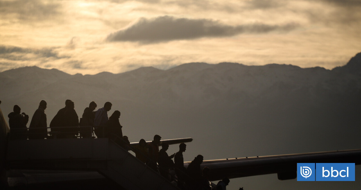 Vuelo con 43 chilenos deportados por Trump llegará a Chile este jueves por la noche