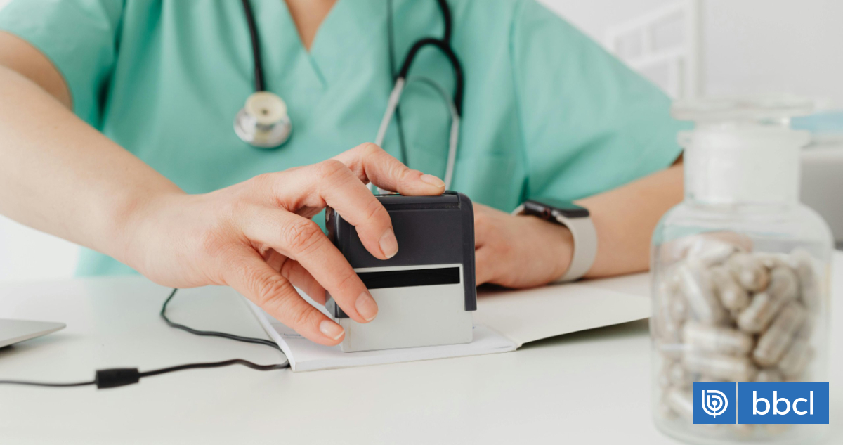 64% de los chilenos exigen desvinculación de funcionarios con licencia médica que viajaron