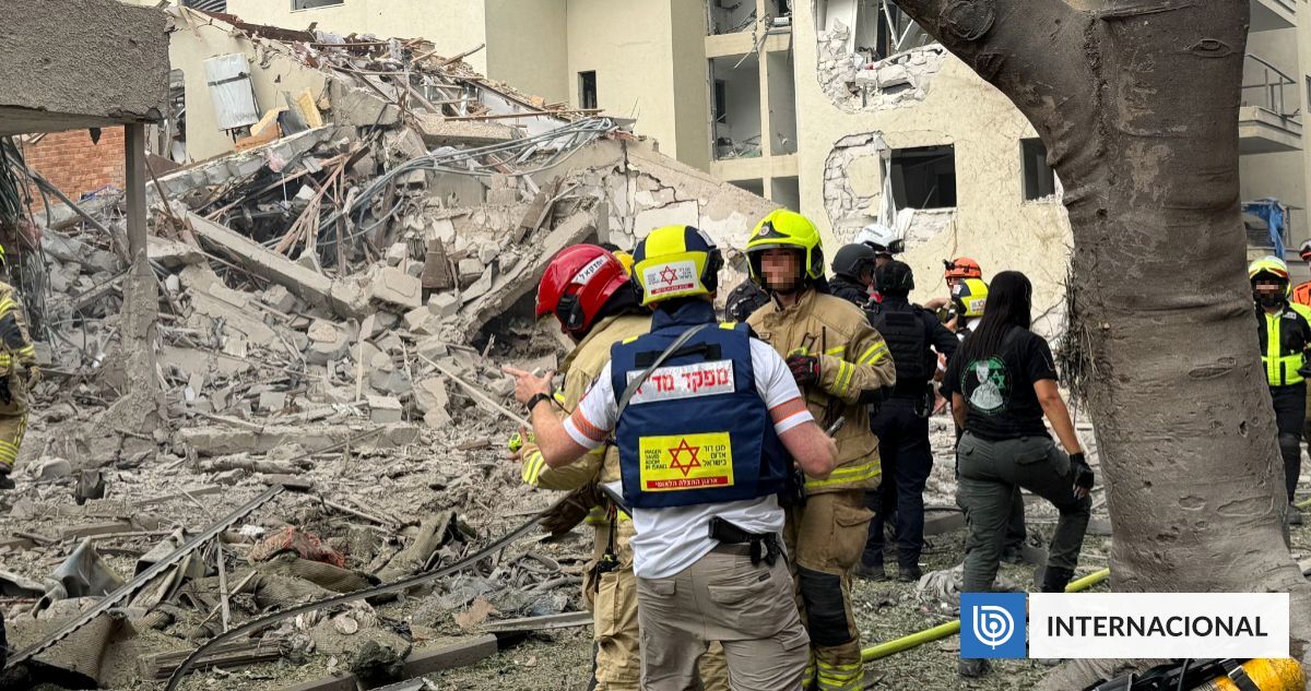 Reportan tres muertos por impacto de misil de Irán a edificio residencial al sur de Israel