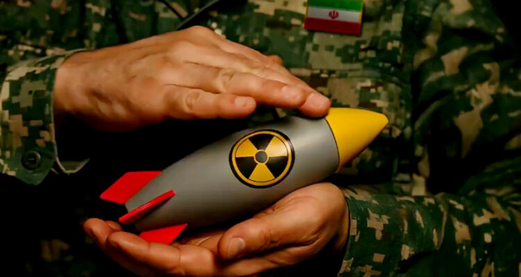 Soldado iraní “acaricia” ojiva nuclear: video propagandístico enciende la guerra entre Israel e Irán