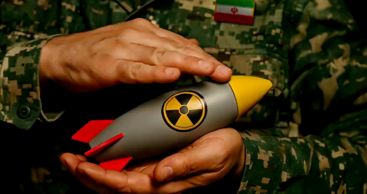 Soldado iraní “acaricia” ojiva nuclear: video propagandístico enciende la guerra entre Israel e Irán