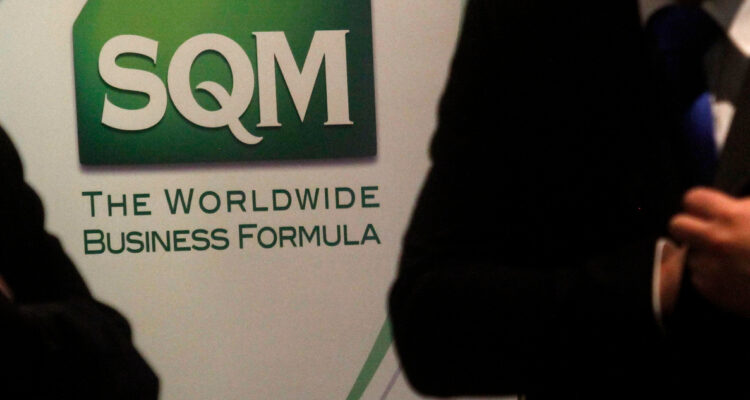 Despiden a cientos de trabajadores de SQM: minera argumentó ajustes ante caída del precio del litio