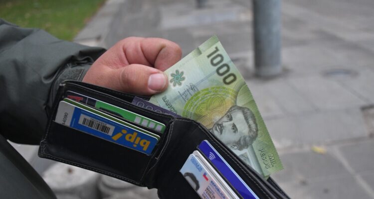 La dolencia en el bolsillo de los chilenos: sueldo no alcanzaría hasta fin de mes y hay poco ahorro