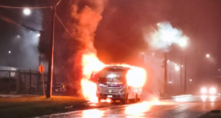 Taxibús incendiado en Talcahuano.