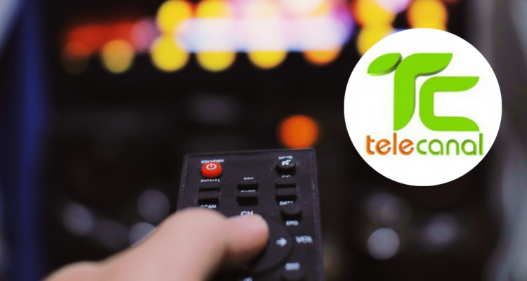 Fotografía de persona viendo televisión y logo de Telecanal en referencia a cambio en la programación del canal
