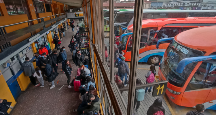 Pasajeros al interior del Terminal Rodoviario de Valparaíso