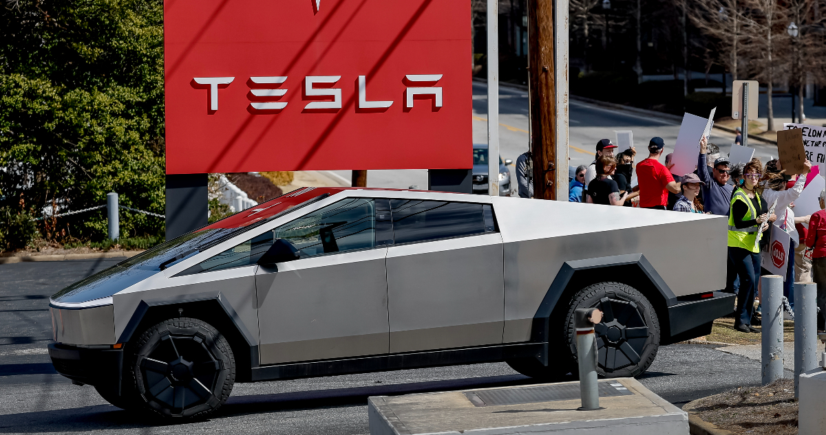 Por “exigir” pagos y no dar recibos: Francia busca ponerle freno a ciertas prácticas de Tesla