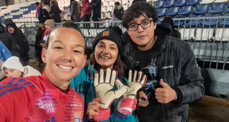 Tiane Endler junto a Alejandra Pinilla y Nicolás Galleguillos en Francia