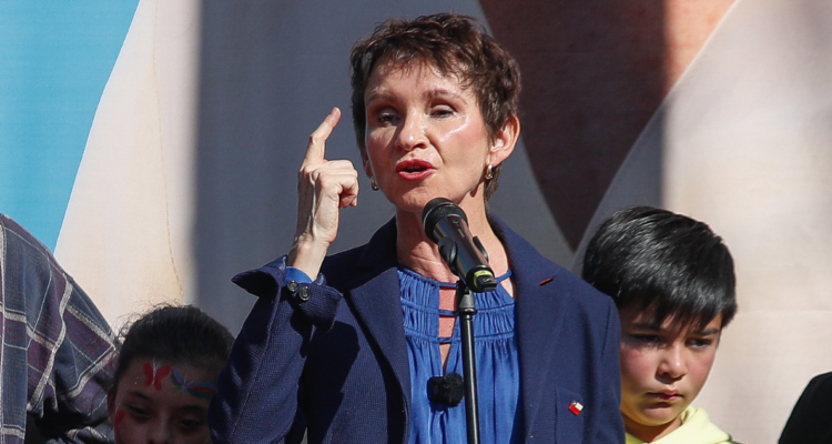 Tohá: “Hay mucha energía puesta en los viajes, pero es anecdótico, lo importante es la licencia falsa”