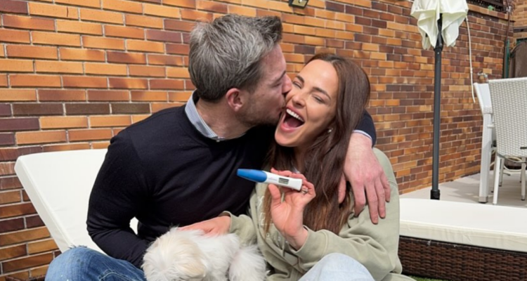 Tony Spina y su pareja, Marta Peñate, en anuncio de su embarazo