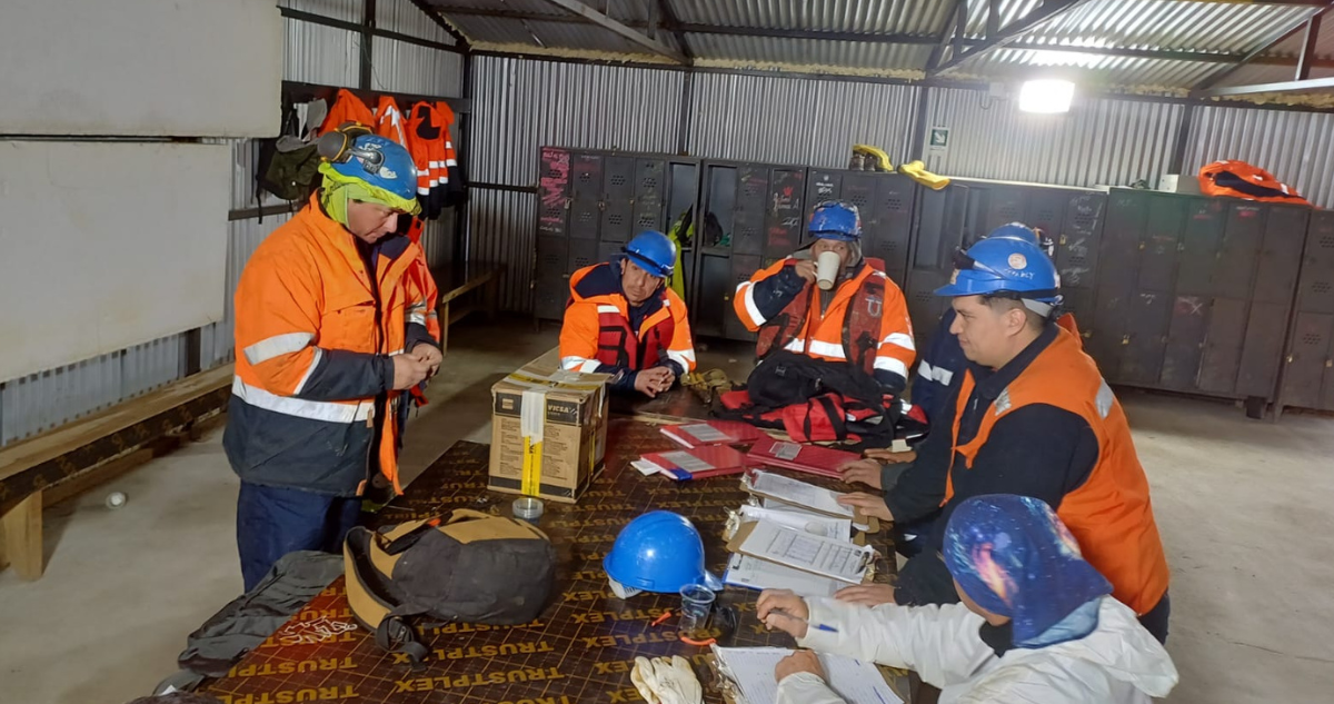 Trabajadores que participan de construcción Puente Chacao votando huelga legal