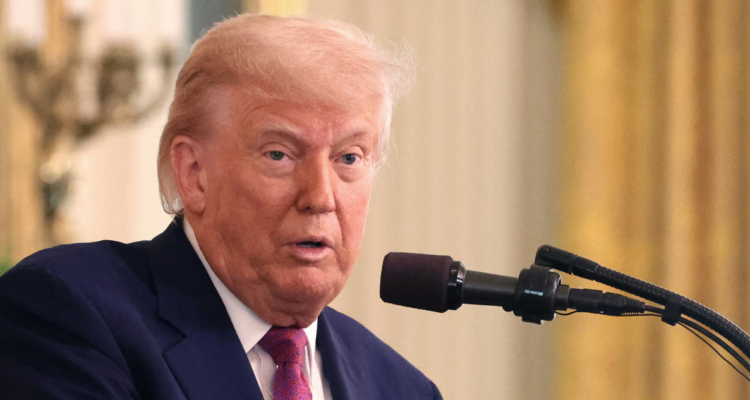 Trump califica como “muy débil” la respuesta iraní y asegura que no hay heridos ni daños por misiles