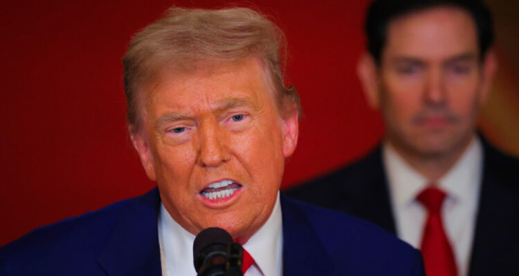 “¡Los estoy viendo!”: Trump ordena mantener bajos los precios del petróleo tras ataque en Irán
