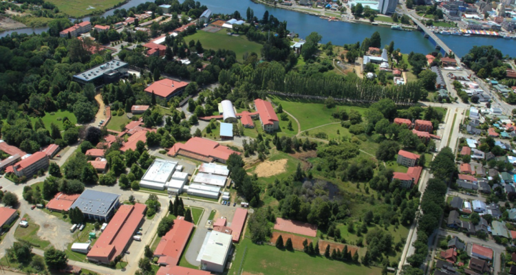 Vista aérea del campus Isla Teja de la Universidad Austral de Chile por elecciones de rectoría