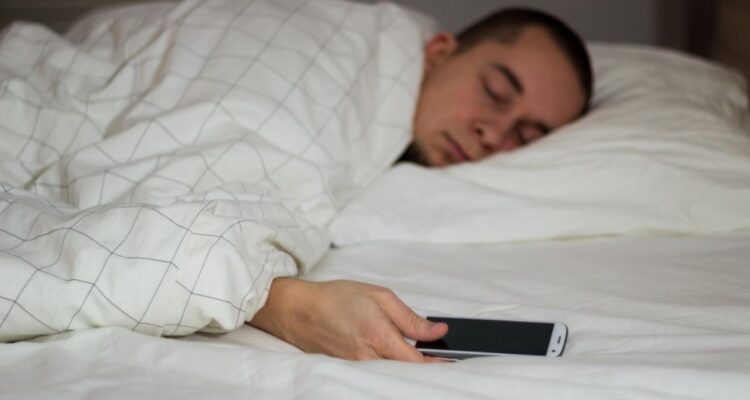 Por qué nunca deberías usar tu celular mientras se carga y menos dormir cerca de él