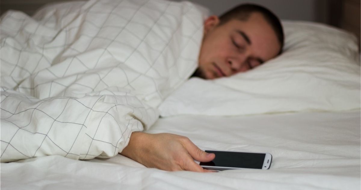Por qué nunca deberías usar tu celular mientras se carga y menos dormir cerca de él