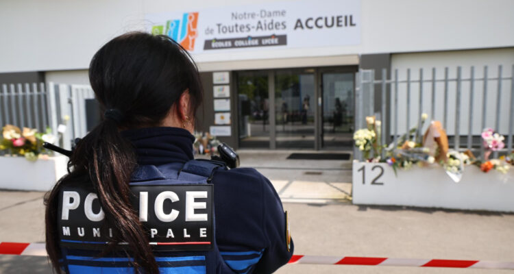 Vigilante escolar muere apuñalada por estudiante de 14 años durante revisión de mochilas en Francia