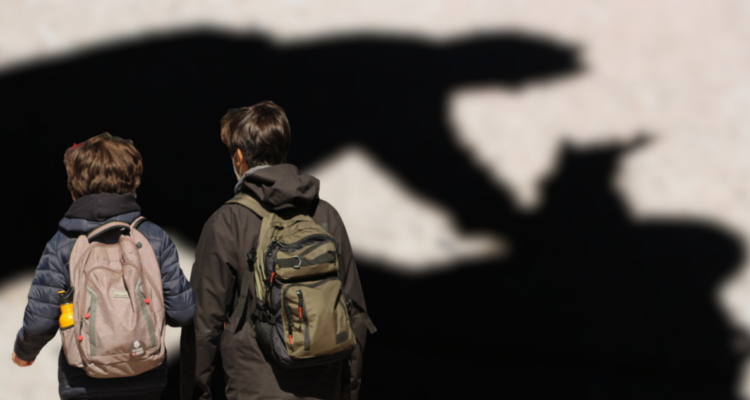 La violencia escolar no se resuelve con medidas superficiales como detectores de metales, sino que exige enfrentar profundamente las causas sociales, culturales y espirituales que afectan a niños y jóvenes, dice Chomali en esta columna