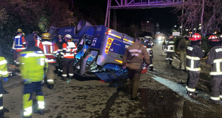 Volcamiento de taxibus en Chiaguaynte