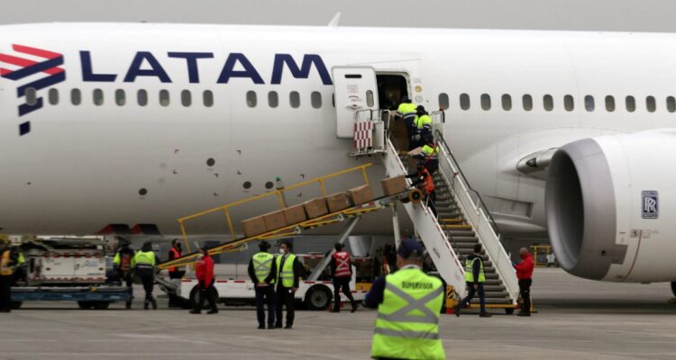 Desembarcan un vuelo en el Aeropuerto de Santiago por aviso de bomba de un pasajero