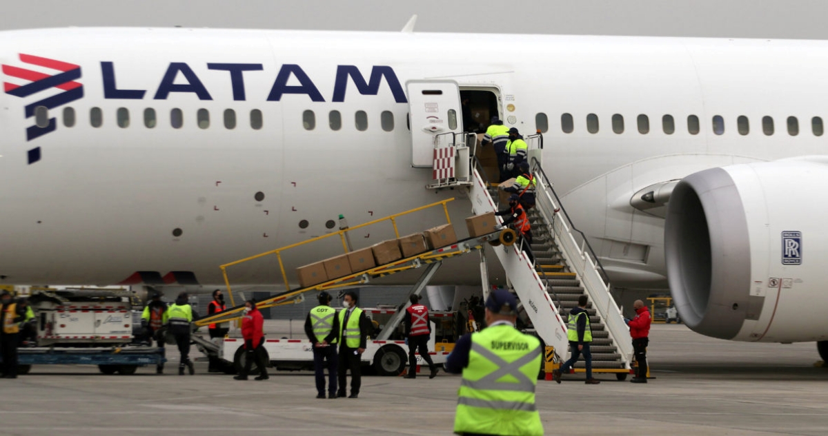 Desembarcan un vuelo en el Aeropuerto de Santiago por aviso de bomba de un pasajero