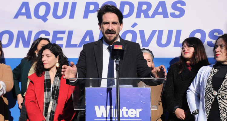 Winter presenta plan “Chile nace contigo”: incluye banco de óvulos y postnatal de un mes a hombres