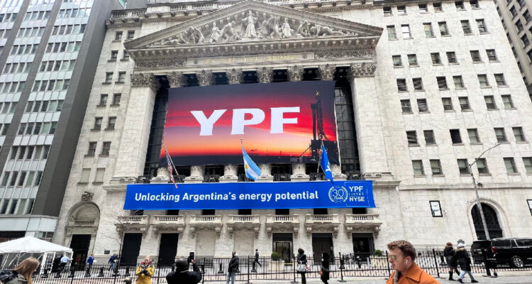 Justicia de EEUU ordena que Argentina renuncie al 51% de las acciones de YPF: Milei dijo que apelará