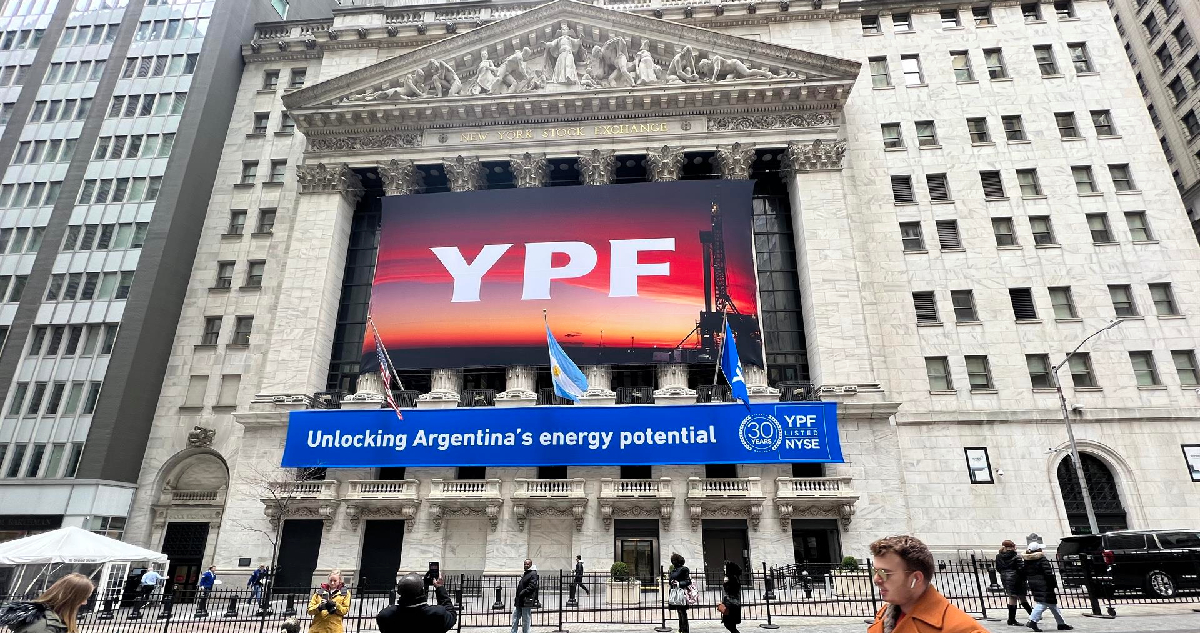 Justicia de EEUU ordena que Argentina renuncie al 51% de las acciones de YPF: Milei dijo que apelará